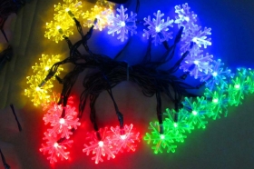 Solar Powered Outdoor Christmas LED String Lights for Decorations（Snowflake)
